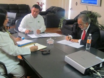 El Director General del CECyTEC, C.P. Raúl Alejandro Vela Erhard y el Director General de Profesiones del Estado, Lic. Ramón Eduardo Moncada Alejandro, firman acuerdo.