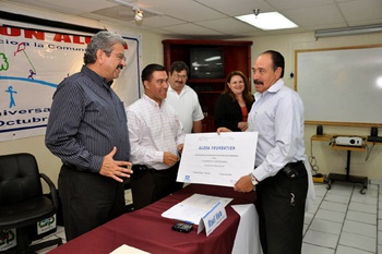 Preside alcalde de Piedras Negras ceremonia de entrega de estímulos a voluntarios de Fundación Alcoa