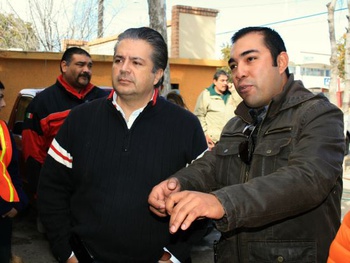 El alcalde Evaristo Lenin Pérez y el director de P.C. Iván Moreno Carrera recorren instalaciones de bomberos.