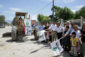 La Secretaria de Desarrollo Social arrancó la pavimentación de tres cuadras en la colonia 10 de Mayo, con una inversión de un millón 146 mil pesos.