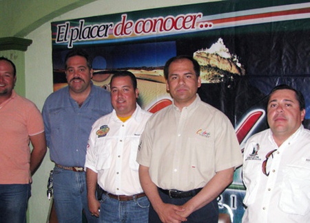 El Delegado de la Secretaría de Turismo en la Región Norte, Jesús Carbajal González es acompañado por lon integrantes del Comité Organizador del Tercer Circuito Internacional del Pesca