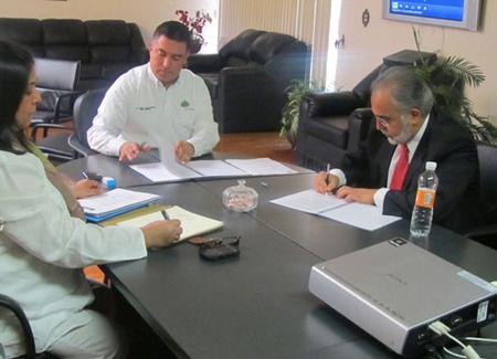 El Director General del CECyTEC, C.P. Raúl Alejandro Vela Erhard y el Director General de Profesiones del Estado, Lic. Ramón Eduardo Moncada Alejandro, firman acuerdo.