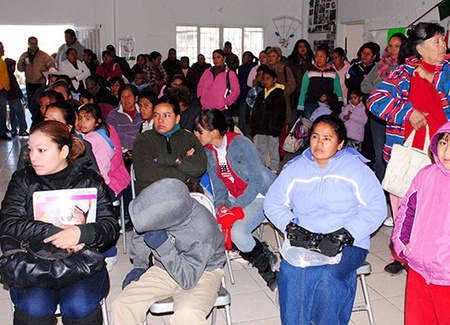 Beneficiarios del programa Oportunidades, en la entrega de apoyos en la colonia San Antonio.