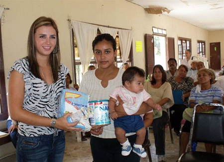 La primera dama de San Juan de Sabinas, Anateresa Villaseñor, hizo entrega de despensas para apoyar a grupos vulnerables de la población.