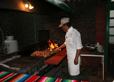 El chef del restauante La Macarena cocinando primero a la plancha,  las piezas de caza