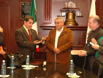 Distingue municipio al cónsul Jorge Ernesto Espejel Montes con las llaves y escudo de la ciudad