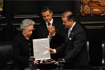 El presidente Enrique Peña Nieto atestigua la entrega de la medalla Belisario Domiguez a la hija de Manuel Gómez Marín