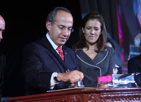 Atestigua el Presidente Calderón mejoras y ampliación de servicios de Correos de México