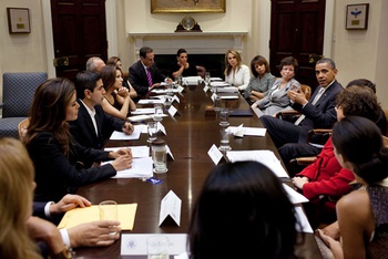 El presidente Barack Obama discute la reforma migratoria con un grupo de hispanos influyentes de todo el país durante una reunión en la Sala Roosevelt de la Casa Blanca, 28 de abril de 2011. (Foto oficial de la Casa Blanca por Pete Souza)