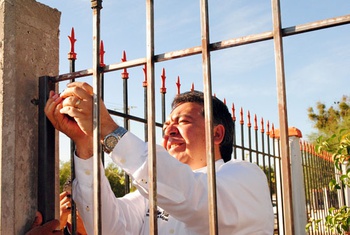 Alberto Aguirre Villarreal da inicio simbólico a los trabajos de construcción de barda perimetral.