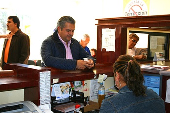 El alcalde Evaristo Lenin Pérez, haciendo el pago de predial