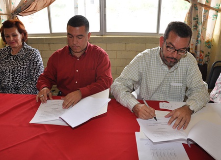 El alcalde Raúl Vela y el Lic. Guillermo Ponce Lagos Gutiérrez, firman convenio de entrega de inmueble