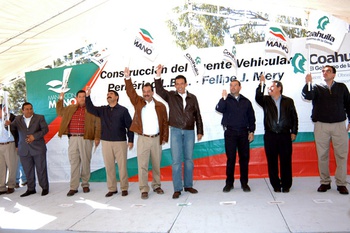 El gobernador Humberto Moreira Valdés cumple compromisos con  la región sureste: inicia puente en "lea" y "Felipe J. Mery"