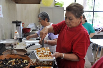 Grupo de cocina de la tercera edad, que presta sus servicios en las instalaciones del DIF Municipal de Piedras Negras, Coah.