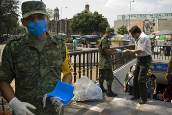 Militares reparte cubrebocas a la salida del metro en la ciudad de México, dentro de las acciones para evitar propagación de influenza porcina