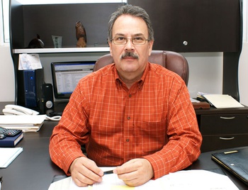 Lic. Efraín Cárdenas Aguilera, director de la Unidad Catastral Municipal de Acuña