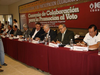 Rectores de Universidades y Consejero Presidente del IEPECC durante la firma del convenio