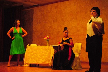 Diana Golden, Isadora González y Javier Ernez, en la obra de teatro "16 de Septiembre esq. 20 de Noviembre"