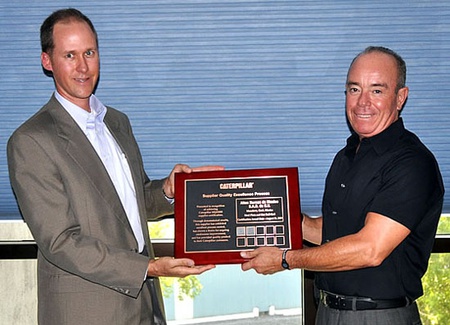 El Ingeniero Luis Zamudio Miechielsen (der.), Director General de AHMSA, recibió el reconocimiento “Silver Level” de manos de Dennis Kunka, Director del Área Acero de Caterpillar.