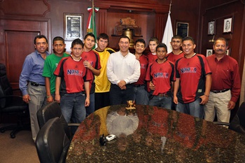 El Presidente Municipal Raúl Alejandro Vela Erhard recibió en Sala de Cabildo al equipo de fútbol soccer Coyotes, conjunto que ha tenido un muy buen desempeño en la presente temporada.