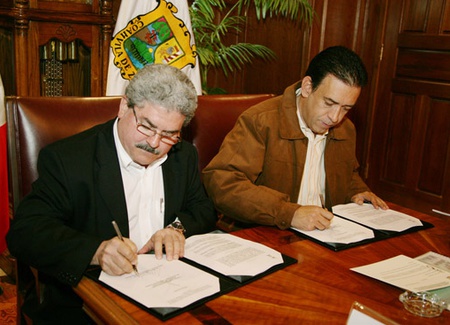 Firman el gobernador Humberto Moreira y el embajador de cuba Manuel Aguilera el convenio de colaboración en materia educativa en México