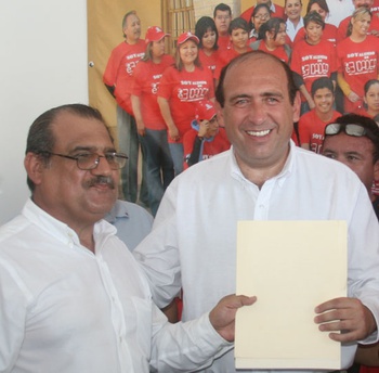 Javier Fernández Ortiz entregó a Rubén Moreira su solicitud de afiliación al PRI en Coahuila en un evento llevado a cabo este domingo en el Comité Municipal del Tricolor en Sabinas.