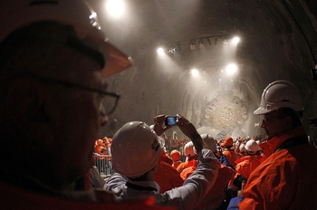 Los mineros miran como la tuneladora 'Sissi' rompe las últimas rocas de la última parte del túnel del Gotardo entre Faido y Sedrun