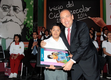 El Gobernador Rubén Moreira Valdez ha venido entregando, en estos días, apoyos para los estudiantes coahuilenses.