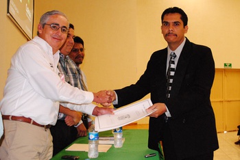 El secretario del ayuntamiento Martín Faz Ríos entrega el acta de protocolización a un representante de una iglesia local