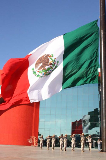 La bandera nacional mexicana en ciudad Acuña, Coahuila, México