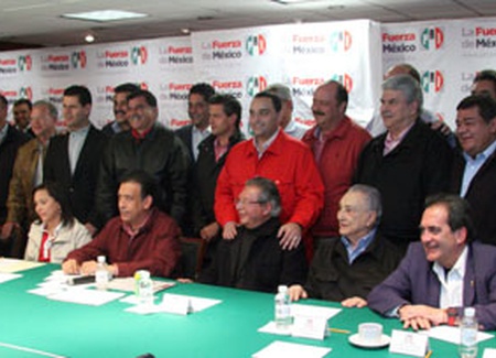 el presidente del CEN del PRI Humberto Moreira y Cristina Diaz, con senadores, diputados y gobernadores priístas