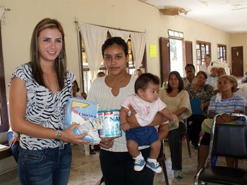 La primera dama de San Juan de Sabinas, Anateresa Villaseñor, hizo entrega de despensas para apoyar a grupos vulnerables de la población.