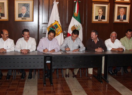 El gobernador del estado Humberto Moreira acompañado de funcionarios de la CFE y representantes de los productores del carbón