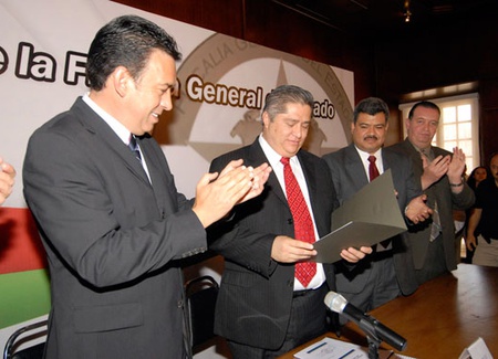 El Gobernador Humberto Moreira Valdés entregó el nombramiento como Fiscal General del Estado a Jesús Torres Charles -después de haber sido aprobado por el Congreso del Estado- y le tomó protesta a los nuevos fiscales especializados.