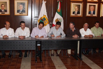 El gobernador del estado Humberto Moreira acompañado de funcionarios de la CFE y representantes de los productores del carbón