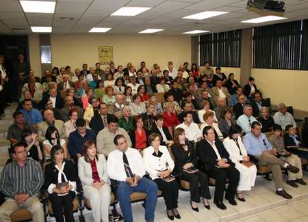 Familiares, amigos e invitados especiales durante el reconocimiento por parte del ICOCUL al Lic. Cano Loperena