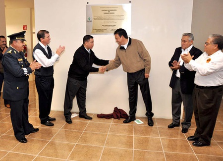 El gobernador del Coahuila, Humberto Moreira Valdés, acompañado del alcalde de Piedras Negras, Raúl Vela Erhard, develan la placa de la nueva estación de bomberos.