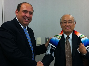 El gobernador electo, Rubén Moreira Valdez, con Mr. Sou, presidente de la compañía Denso Corporation. 
