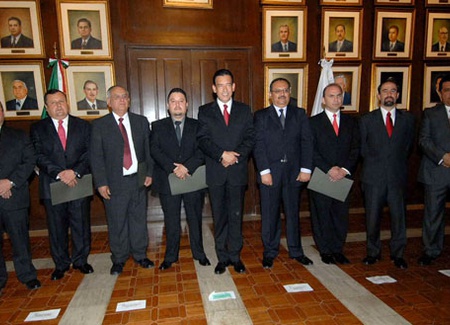 El Gobernador Humberto Moreira Valdés entregó nombramientos y tomó la protesta a nuevos servidores públicos del Gobierno de la Gente.