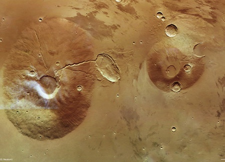Una pareja de volcanes en Marte (ESA).