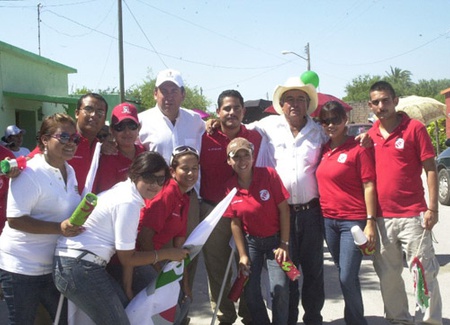Rubén Moreira Valdez  y Abelardo Salazar Tamez realizaron un recorrido casa por casa en donde dialogaron con los habitantes de Juárez.