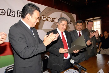 El Gobernador Humberto Moreira Valdés entregó el nombramiento como Fiscal General del Estado a Jesús Torres Charles -después de haber sido aprobado por el Congreso del Estado- y le tomó protesta a los nuevos fiscales especializados.