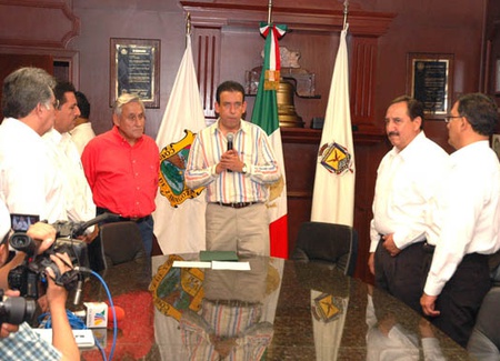 Reconoce gobernador Humberto Moreira trabajo ejemplar del alcalde de Piedras Negras Chuy Mario Flores