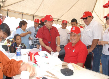 Presente Chuy Mario Flores Garza con brigada médica en fraccionamiento Acoros II