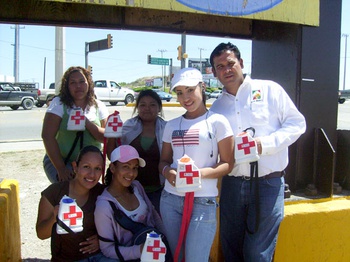 Javier Navarro apoyó la actividad de estudiantes que son voluntarios en la Colecta Anual de la Cruz Roja.