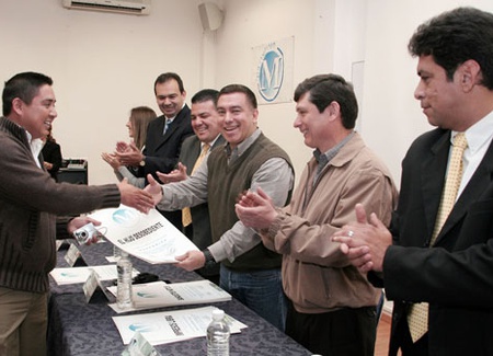 el subsecretario de turismo de Coahuila C.P. Raúl Vela Erhard, entrega constancias "Moderniza"