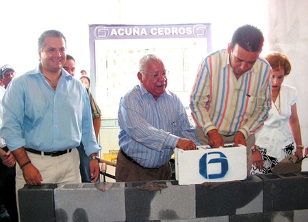 El gobernador del estado Humberto Moreira y el alcalde de Acuña Evaristo Lenin Pérez, colocan primera piedra del Centro Comercial Gutiérrez Cedros   