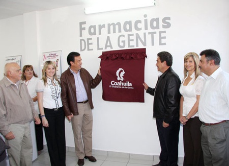 Inaugura el gobernador Humberto Moreira Valdés Megafarmacia de la Gente en Saltillo