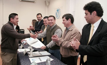 el subsecretario de turismo de Coahuila C.P. Raúl Vela Erhard, entrega constancias "Moderniza"