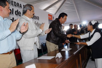 Inician el gobernador del estado Humberto Moreira Valdés y el secretario de salud federal José Ángel Córdova la construcción del hospital general de Monclova